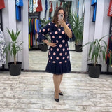 Lenka – Elegantní skládané midi šaty s nadčasovými puntíky