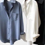 Camisa com corte elegante e detalhe moderno