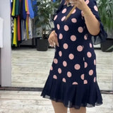 Lenka – Elegantní skládané midi šaty s nadčasovými puntíky